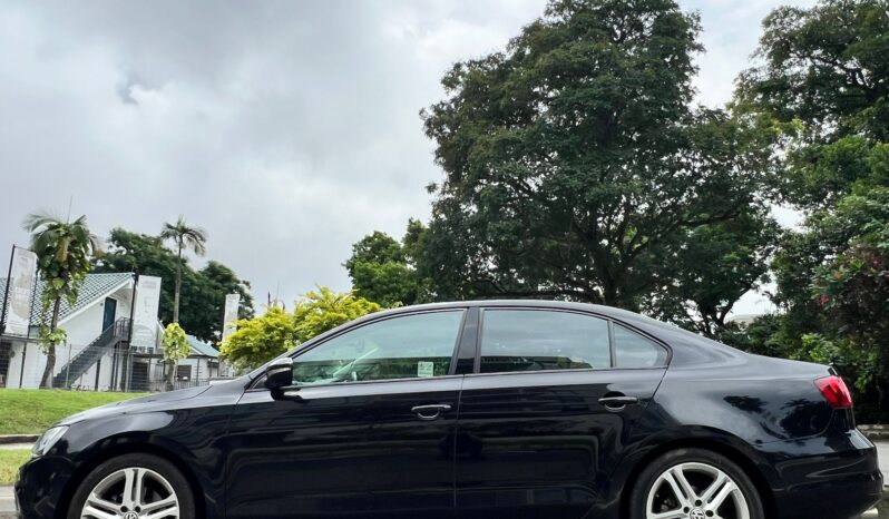 
								Volkswagen Jetta 1.4A TSI Sunroof full									