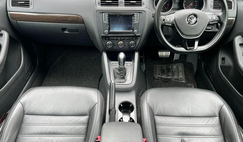 
								Volkswagen Jetta 1.4A TSI Sunroof full									